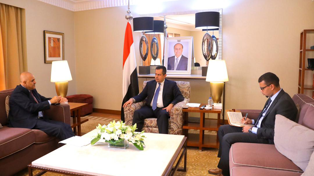 رئيس الوزراء الدكتور معين عبدالملك خلال لقائه محافظ تعز نبيل شمسان