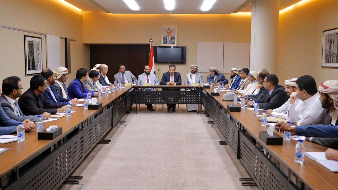 رئيس الوزراء خلال لقائه عدد من وجهاء ومشائخ وأعيان ومحافظي محافظات إقليم سبأ (مأرب - البيضاء - الجوف)