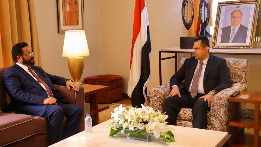 رئيس الوزراء خلال لقائه محافظ مأرب