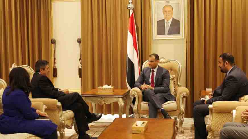 وزير الخارجية محمد الحضرمي يلتقي القائم بأعمال السفير الكندي في اليمن