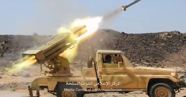 إحدى العربات العسكرية التابعة للجيش الوطني تقصف مواقع الحوثيين (إرشيفية)