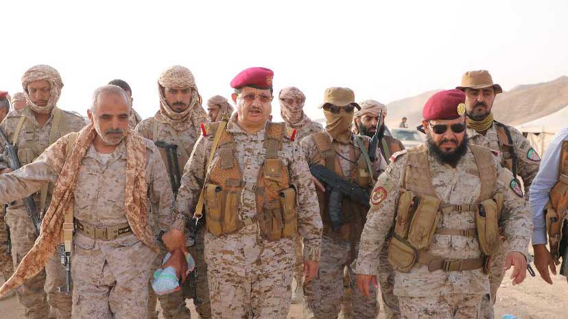 وزير الدفاع محمد المقدشي وقائد قوات التحالف بمأرب عبدالحميد المزيني يتفقدان سير العمليات القتالية