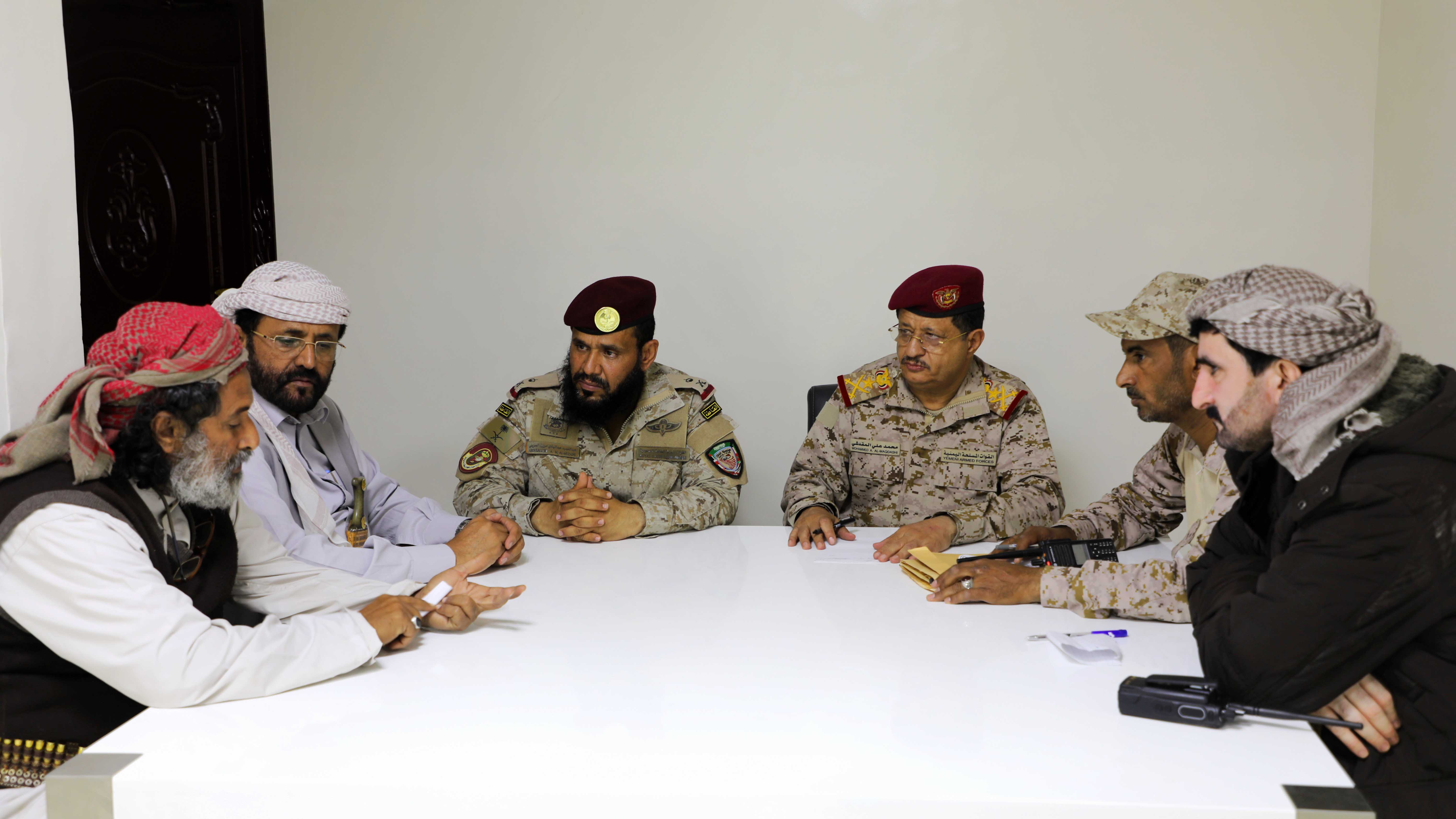 وزير الدفاع محمد المقدشي يترأس اجتماعاً ضم رئيس هيئة الأركان العامة ومحافظي محافظات صنعاء ومأرب والجوف