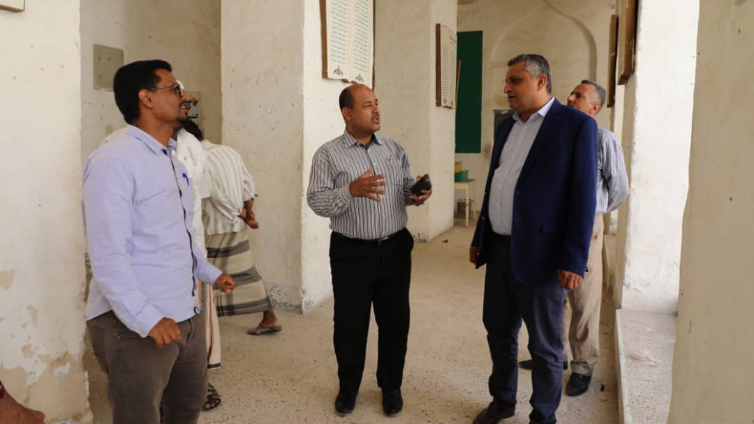 وزير الثقافة مروان دماج يتفقد أعمال الترميم في مبنى المدرسة الوسطى بمدينة غيل باوزير