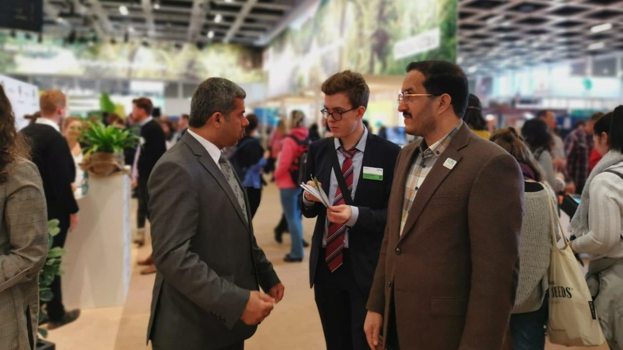 وزير الزراعة والري عثمان مجلي خلال زيارته لمعرض الأسبوع الأخضر الدولي ببرلين 2020