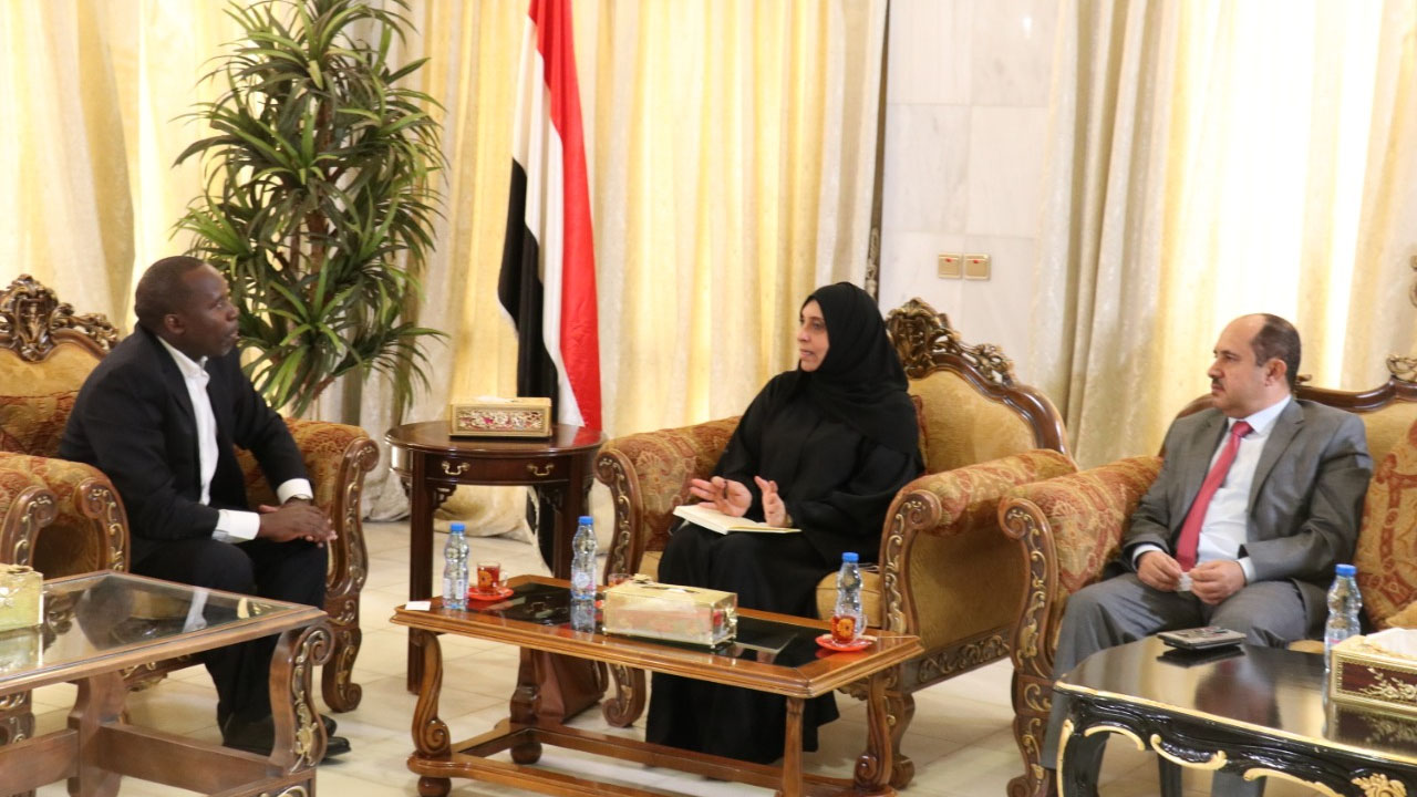 وزيرة الشؤون الاجتماعية والعمل ابتهاج الكمال ونائب ممثل صندوق الأمم المتحدة للسكان لدى اليمن نيستور اموهانجي