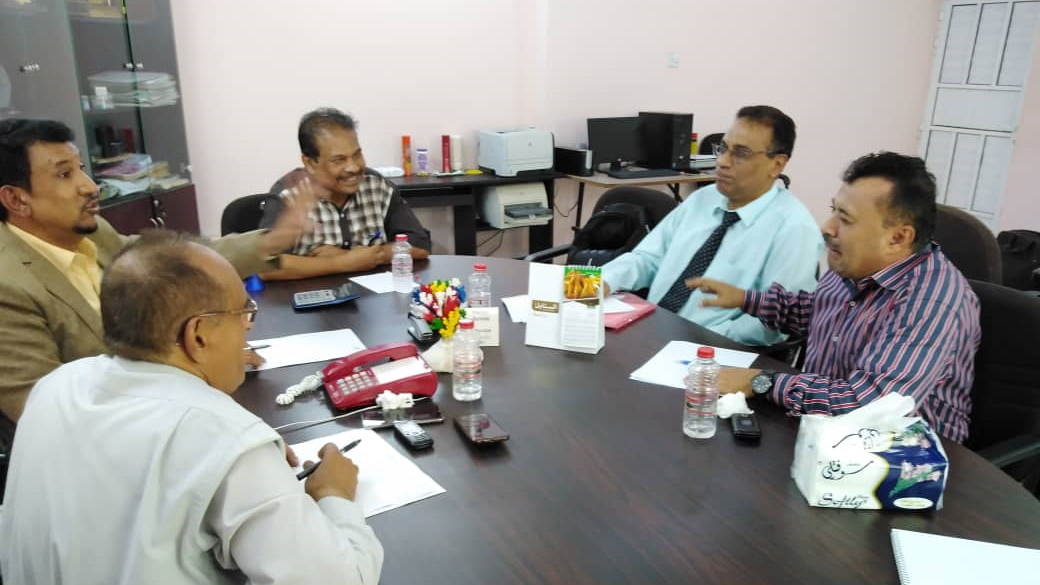 وكيل وزارة الصحة والسكان لقطاع التخطيط احمد الكمال يناقش الترتيبات الفنية والادارية في محجر الأمل بمديرية البريقة