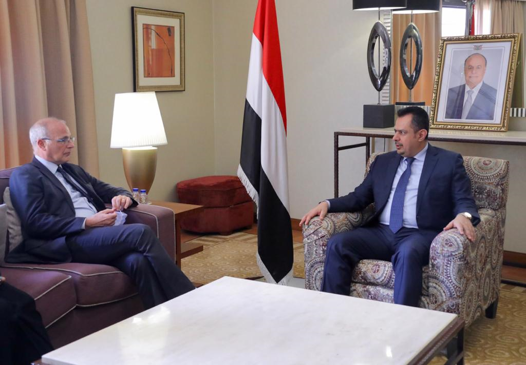 رئيس الوزراء د.معين مع سفير المملكة المتحدة مايكل آرون