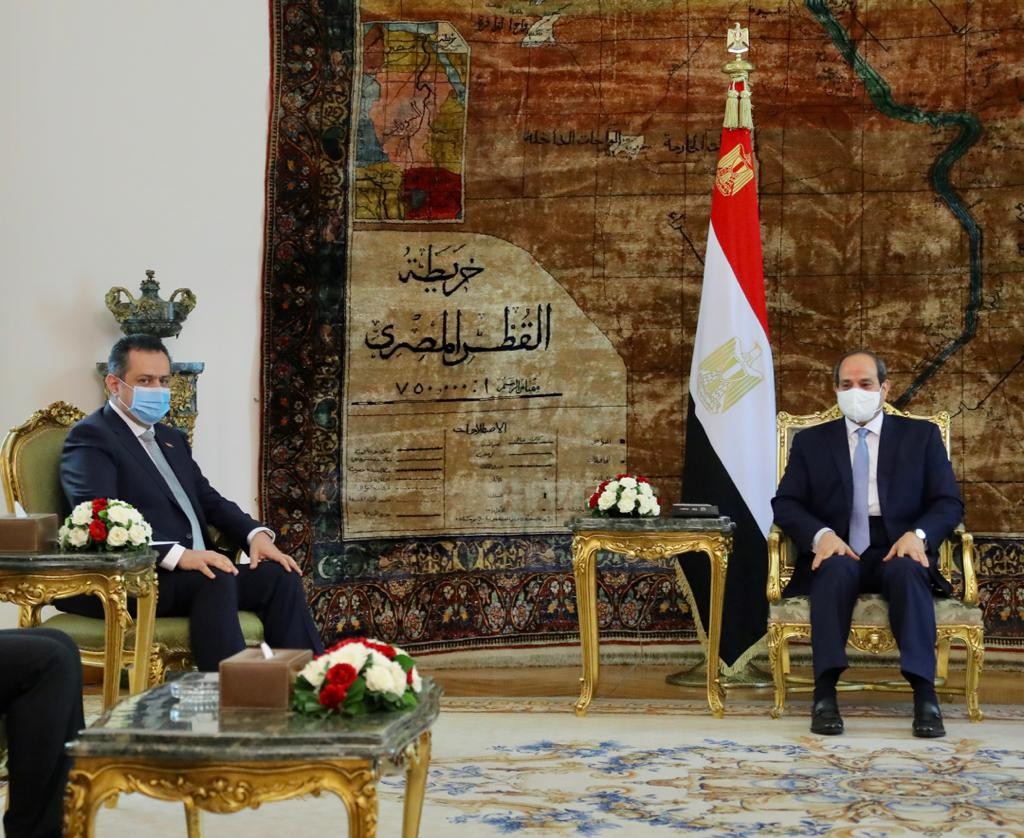 الرئيس المصري خلال استقباله رئيس الوزراء د.معين عبدالملك