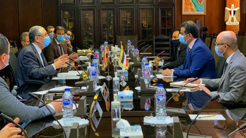 وزير الكهرباء مع نظيره المصري