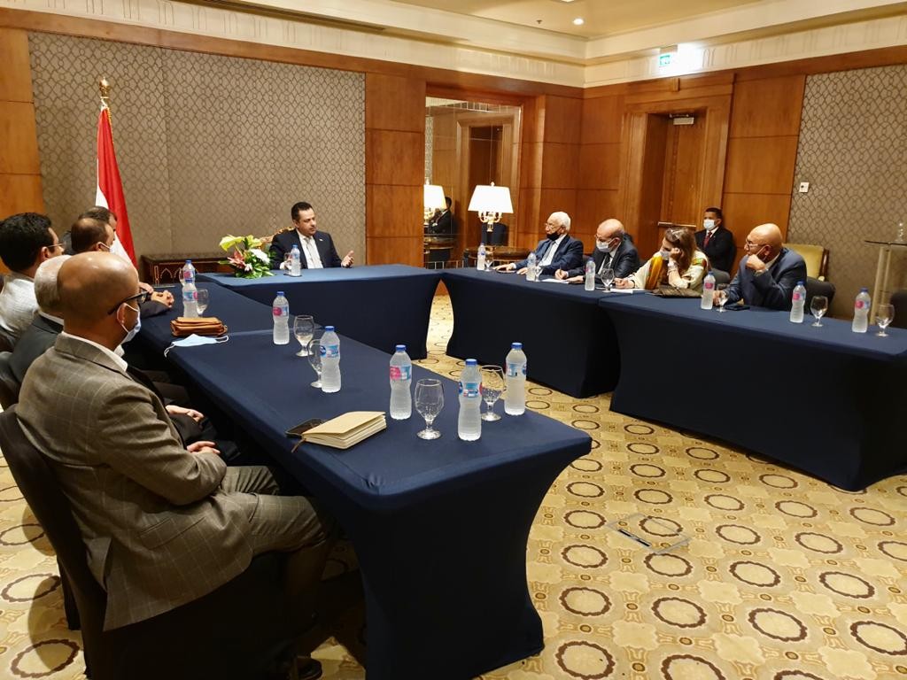 رئيس الوزراء خلال لقائه نخبة من المثقفين والباحثين والمفكرين المصريين