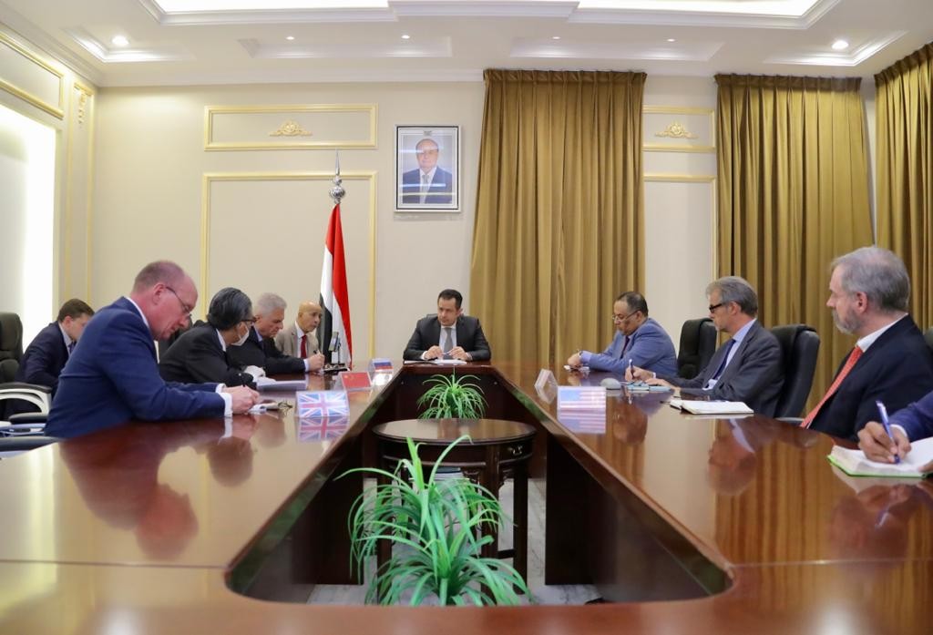 رئيس الوزراء مع سفراء الدول الخمس