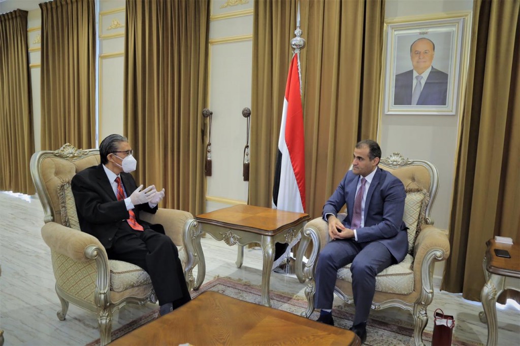 وزير الخارجية محمد الحضرمي مع السفير الصيني