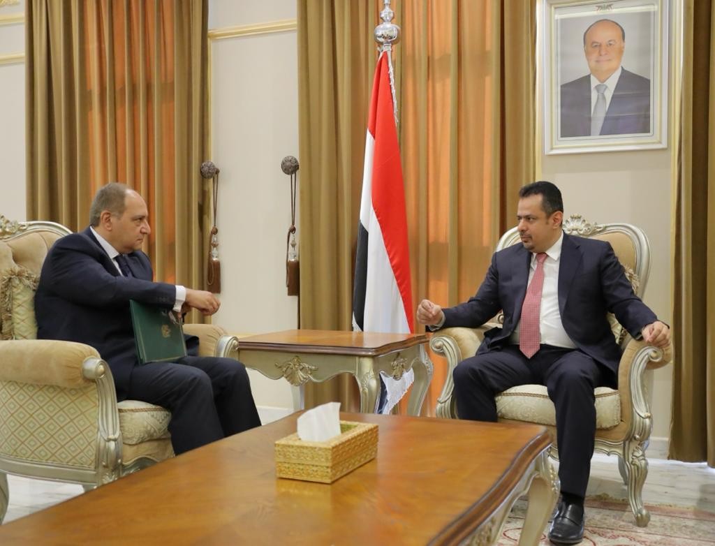 رئيس الوزراء مع السفير المصري