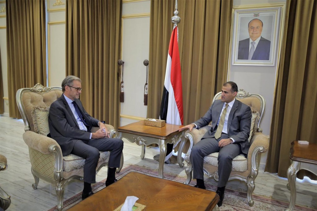 وزير الخارجية مع السفير الفرنسي