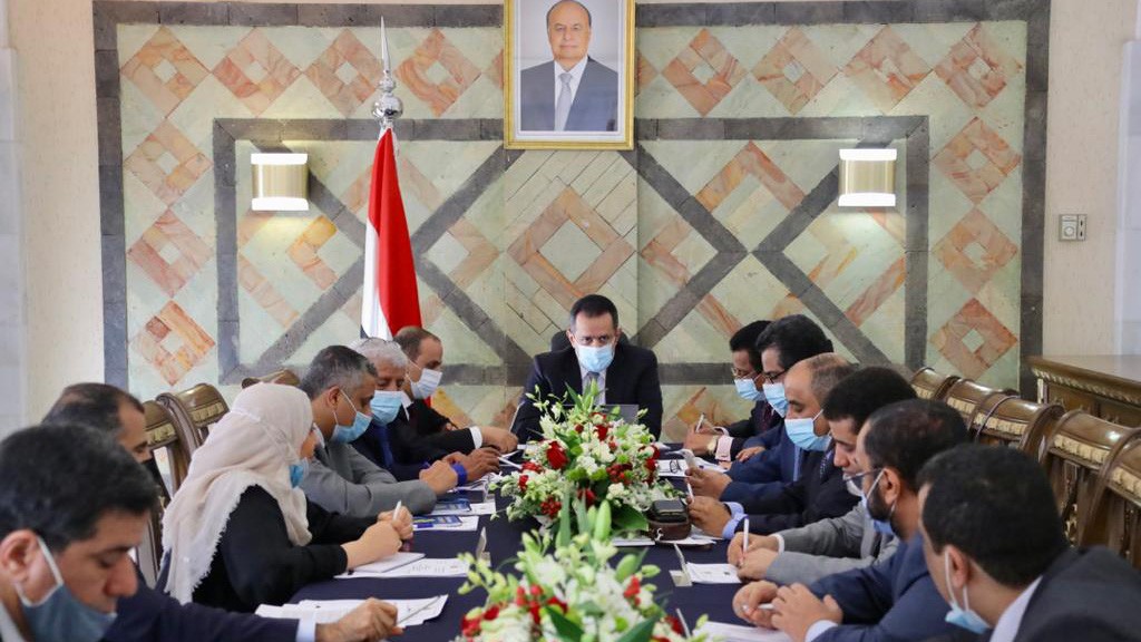 رئيس الوزراء خلال ترؤسه اجتماعاً للحكومة اليوم
