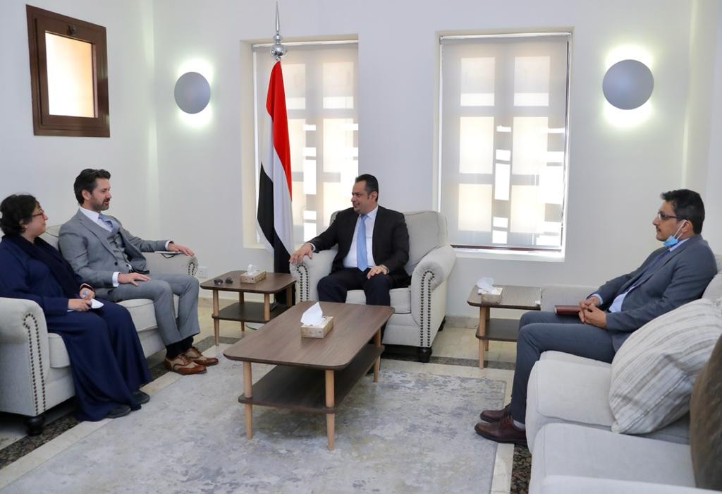 رئيس الوزراء مع القائم بأعمال السفارة البريطانية