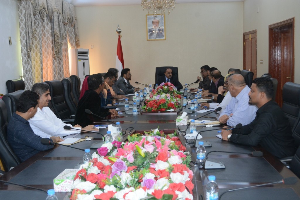 وزير الإعلام خلال الاجتماع الموسع