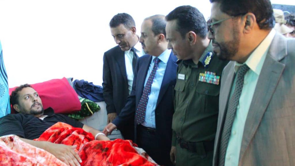 الإرياني خلال زياته واطمئنانه على جرحى مطار عدن الدولي