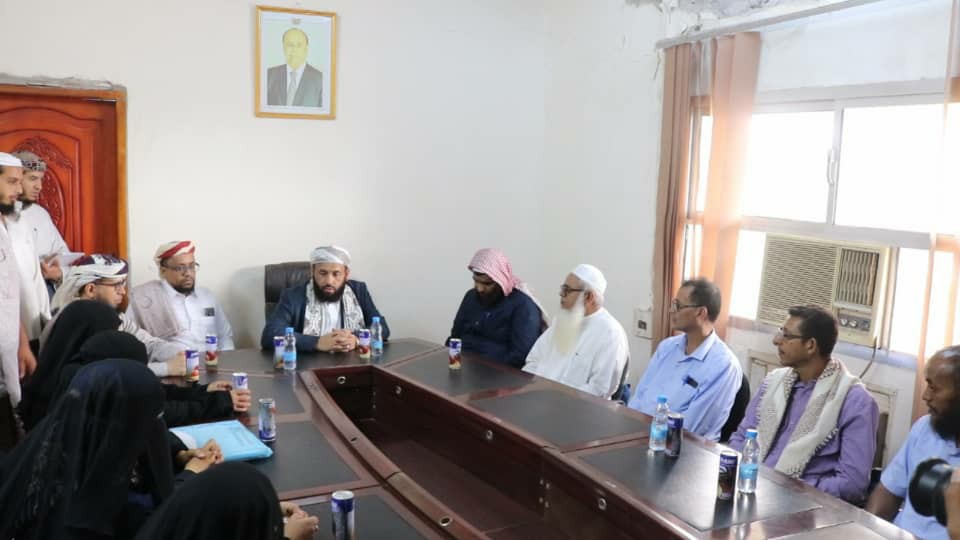 وزير الأوقاف والإرشاد محمد عيضة شبيبة خلال ترؤسه اجتماعاً لقيادة وموظفي مكتب الأوقاف والإرشاد بعدن