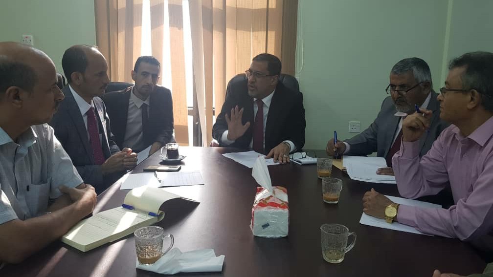 وزير العدل بدر العارضة خلال ترؤسه الاجتماع في ديوان عام الوزارة بعدن
