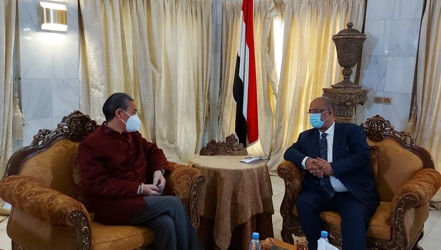 وزير التخطيط مع السفير الصيني