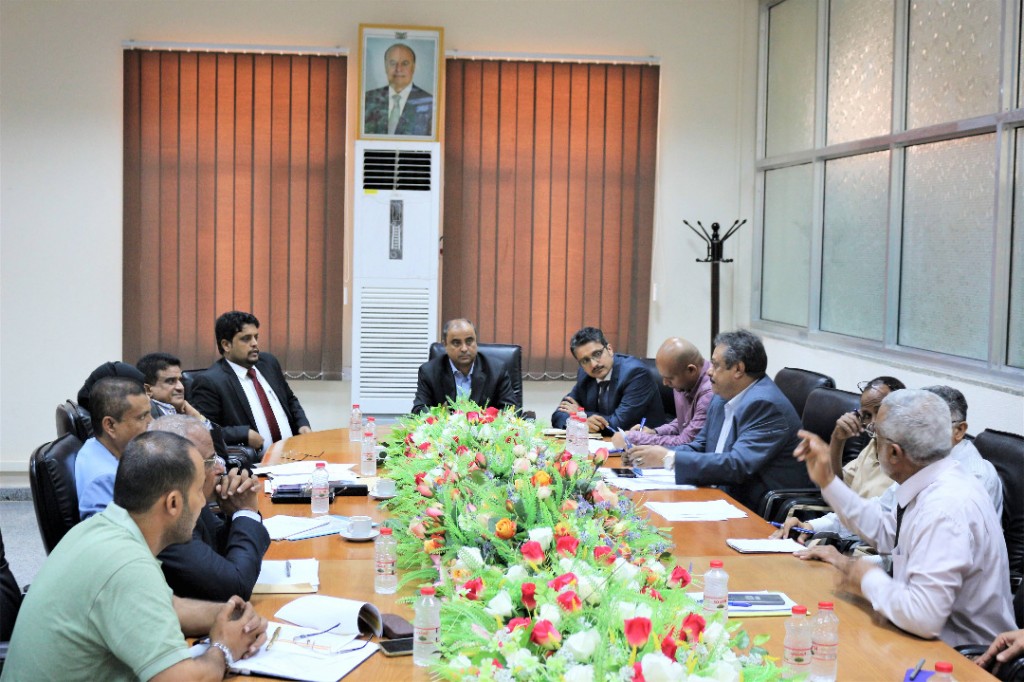 وزيرا المالية والكهرباء خلال الاجتماع