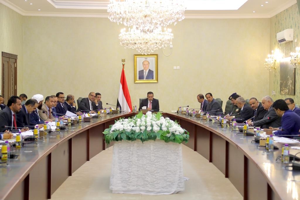 مجلس الوزراء برئاسة د.معين خلال الاجتماع الاسثناني