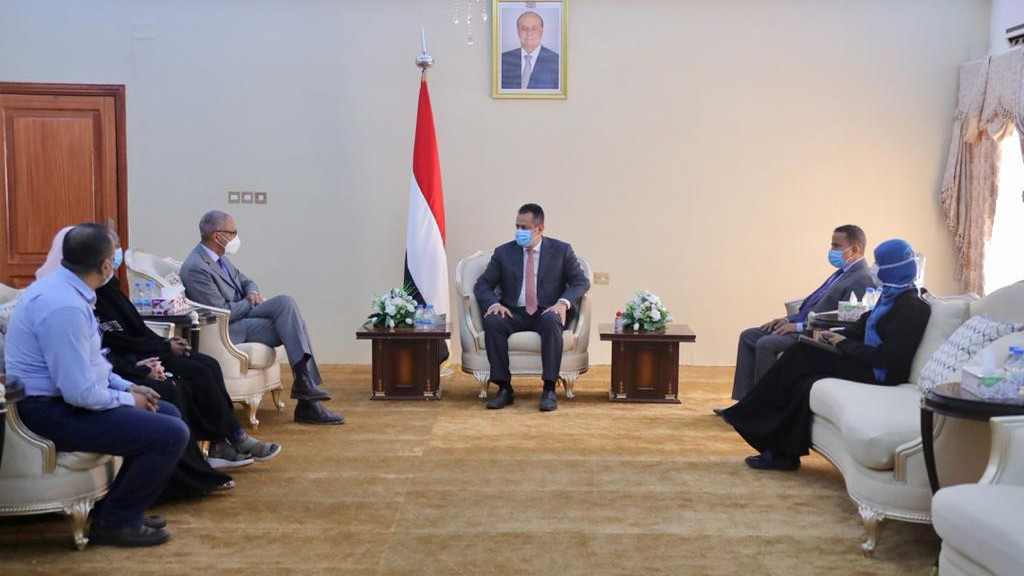 رئيس الوزراء لدى استقباله اليوم ممثل برنامج الأغذية العالمي للأمم المتحدة في اليمن السيد لوران بوكيرا