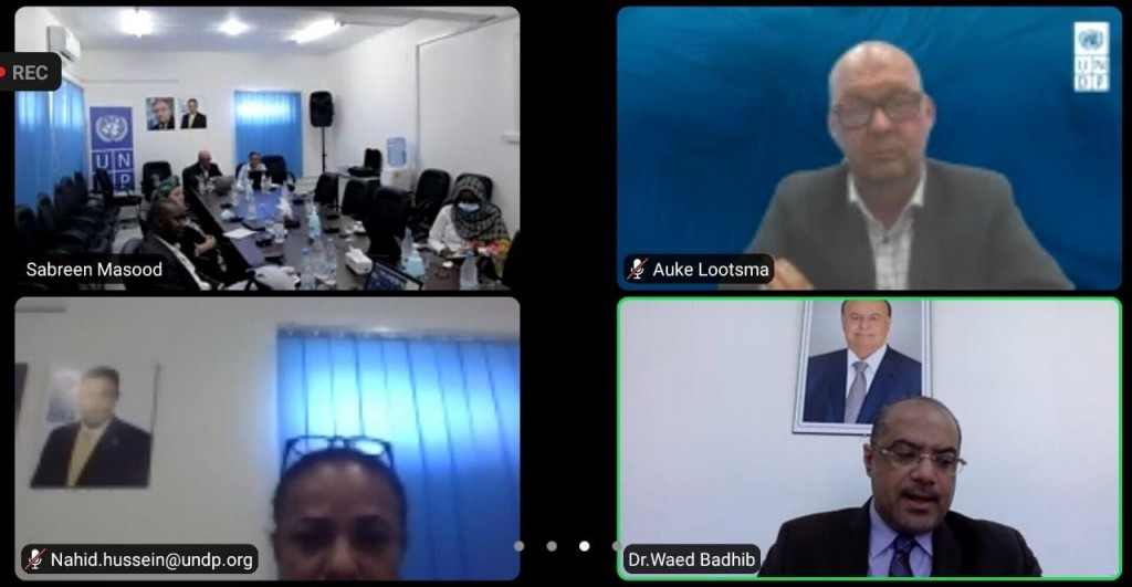 وزير التخطيط خلال اللقاء المرئي