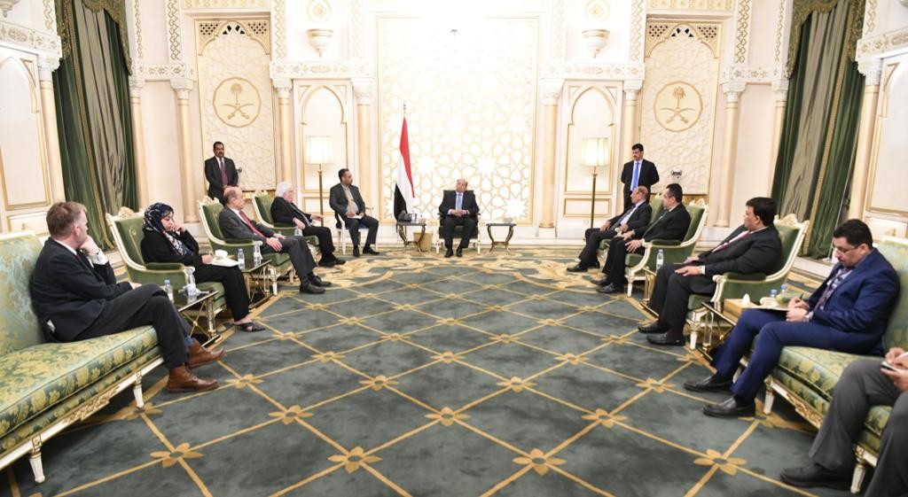 رئيس الجمهورية خلال استقباله المبعوث الأممي بحضور نائب الرئيس ورئيس الوزراء