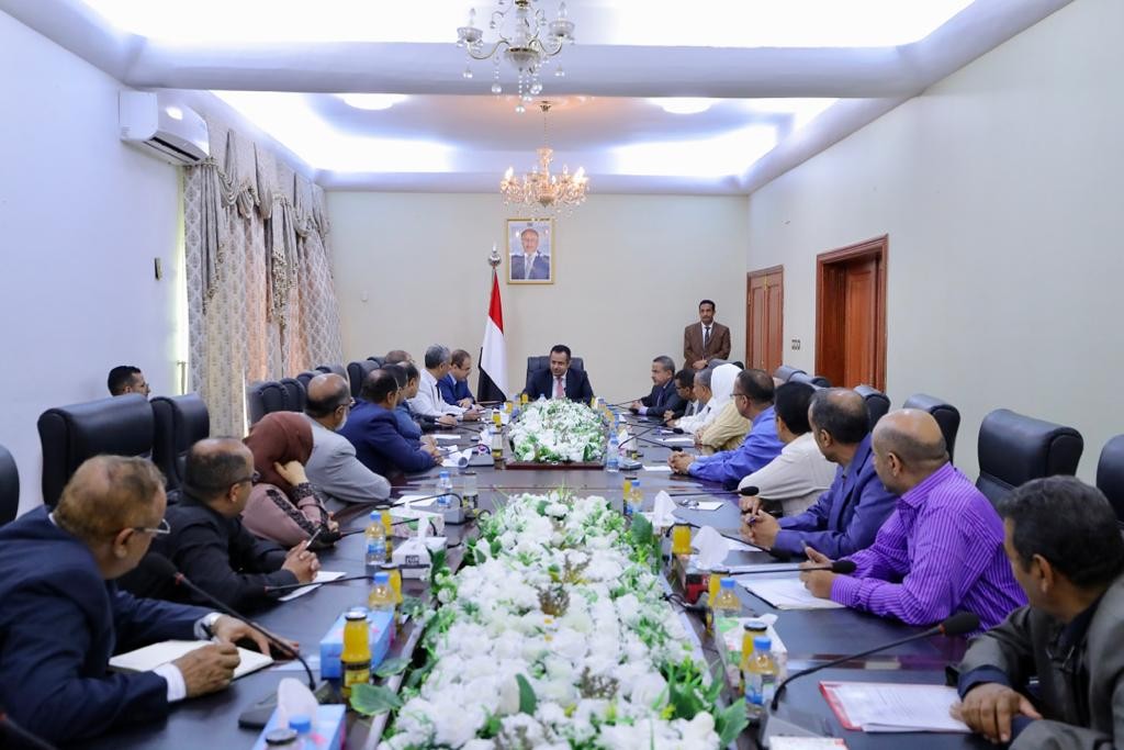 رئيس الوزراء خلال الاجتماع