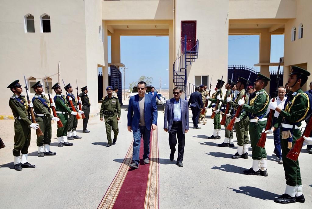 رئيس الوزراء برفقة محافظ حضرموت يزور كلية الشرطة بالمكلا