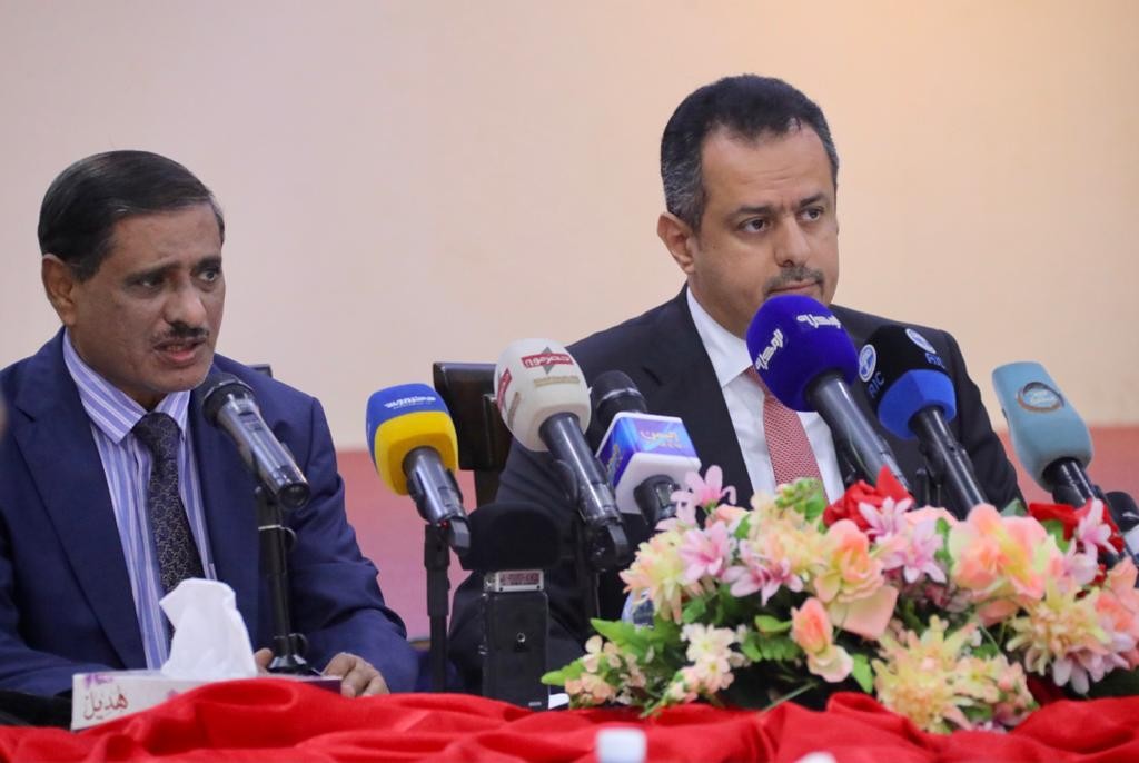 رئيس الوزراء خلال ترأسه الاجتماع