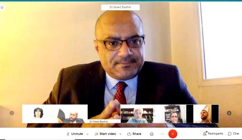 وزير التخطيط خلال اللقاء المرئي