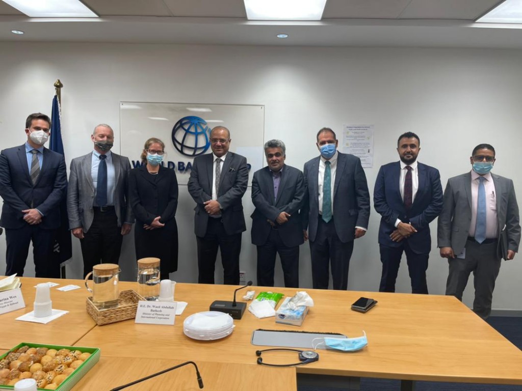 وزير التخطيط خلال اللقاء