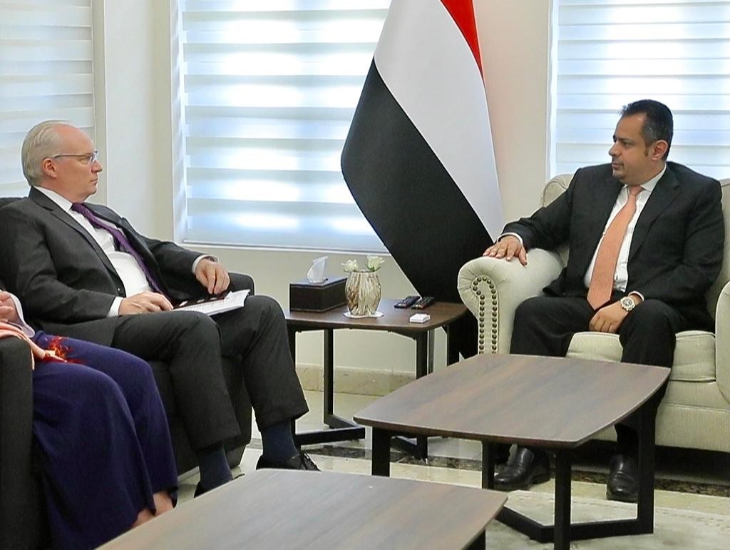 رئيس الوزراء خلال استقباله المبعوث الأمريكي