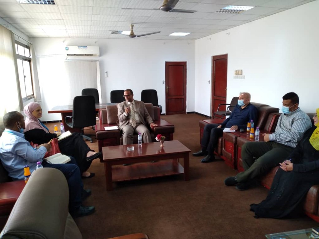 وزير الشؤون الاجتماعية والعمل مع مسؤول من اليونيسيف