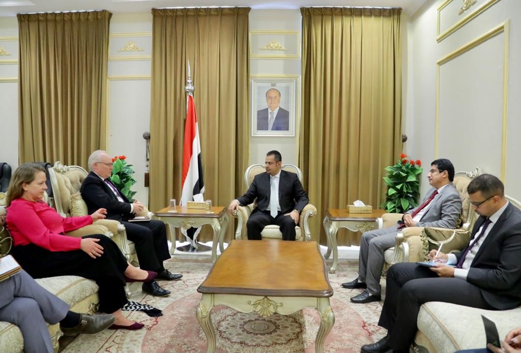 رئيس الوزراء خلال استقباله المبعوث الأمريكي