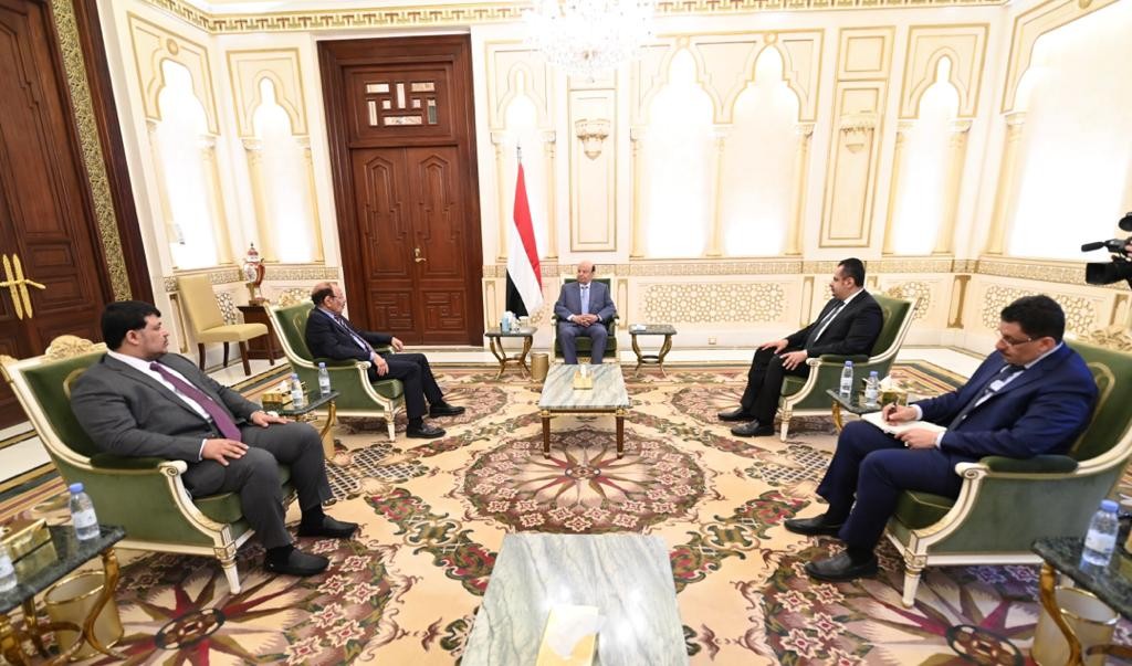 فخامة الرئيس خلال اجتماعه مع نائبه ورئيس مجلس الوزراء