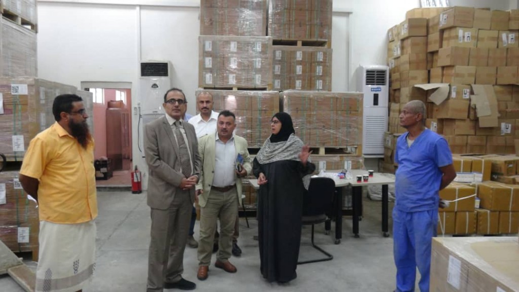 وزير الصحة خلال اطلاعه على سير العمل