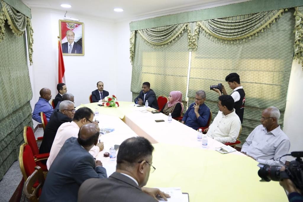 الارياني خلال الاجتماع