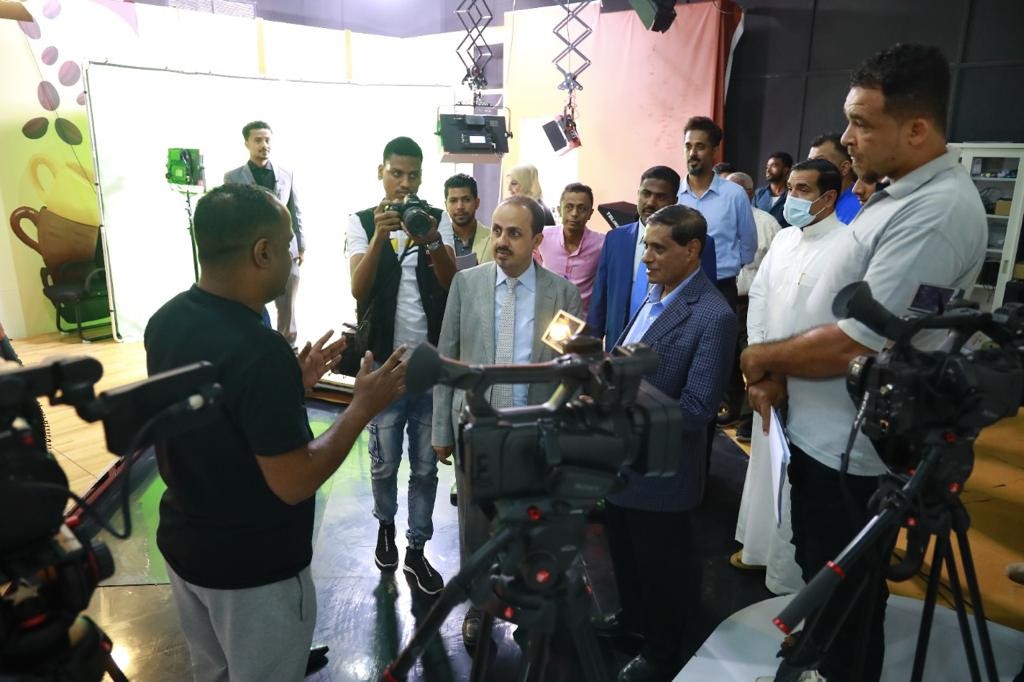 وزير الإعلام ومحافظ حضرموت خلال الزيارة التفقدية