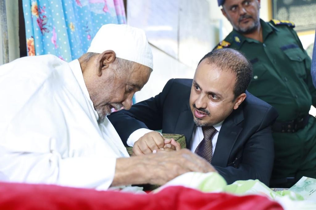 وزير الإعلام خلال الزيارة