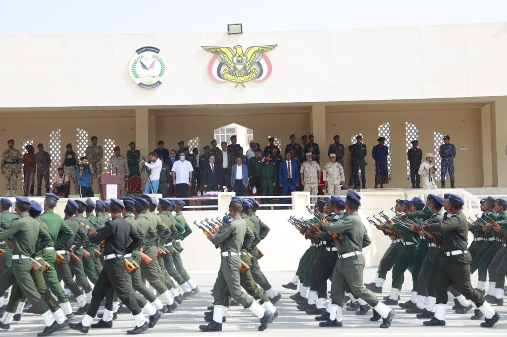 وزير الإعلام ومحافظ حضرموت خلال العرض العسكري