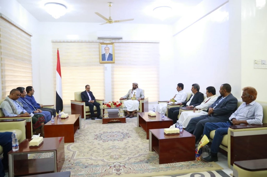 وزير الإعلام ومحافظ مأرب خلال اللقاء الموسع