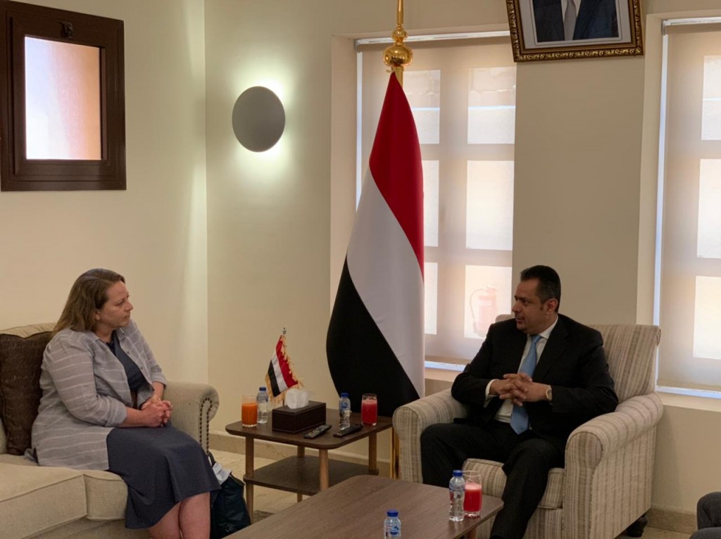 رئيس الوزراء مع القائمة بأعمال السفارة الأمريكية