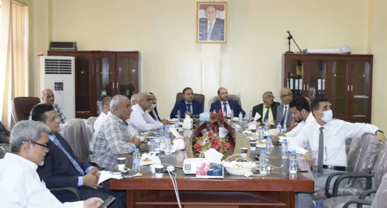 وزير الاتصالات خلال اللقاء