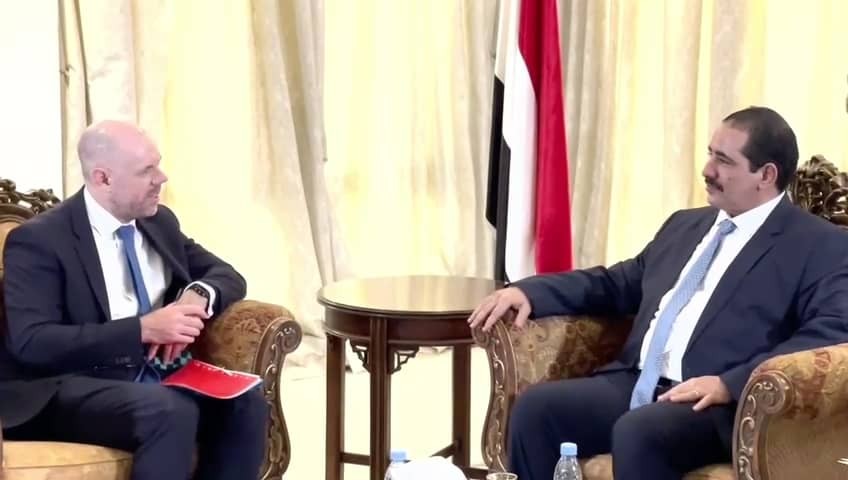 وزير الداخلية مع السفير البريطاني
