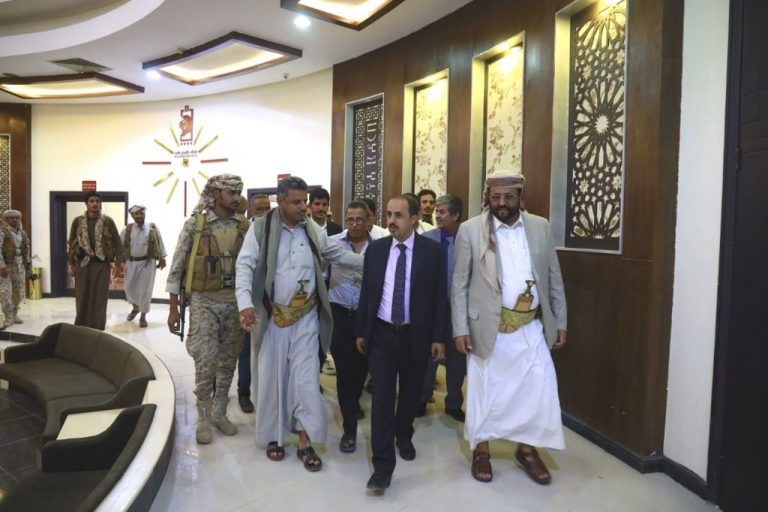 وزير الإعلام ومحافظ مأرب خلال تفقدهم